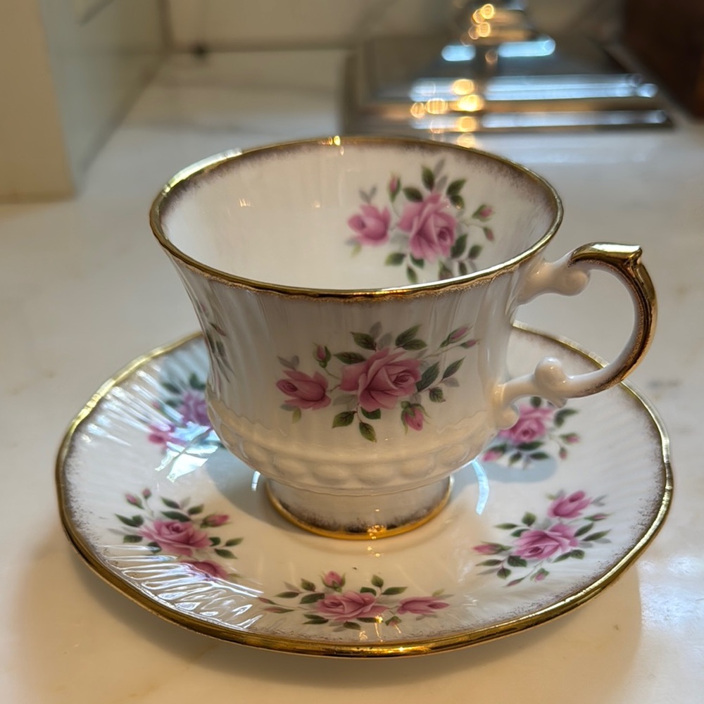 Elizabethan fine bone China roses, teacup, and saucer gold edge 3549S Set